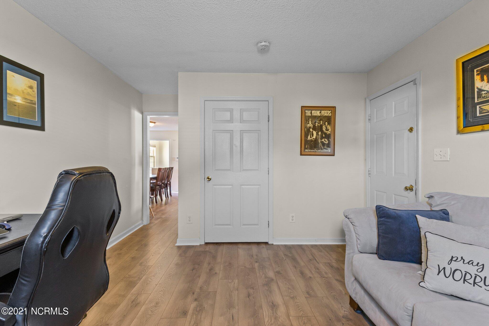 318 Running Road Jacksonville, NC 28546 - Photo 11 of 40 27-web-or-mls-DSC05314