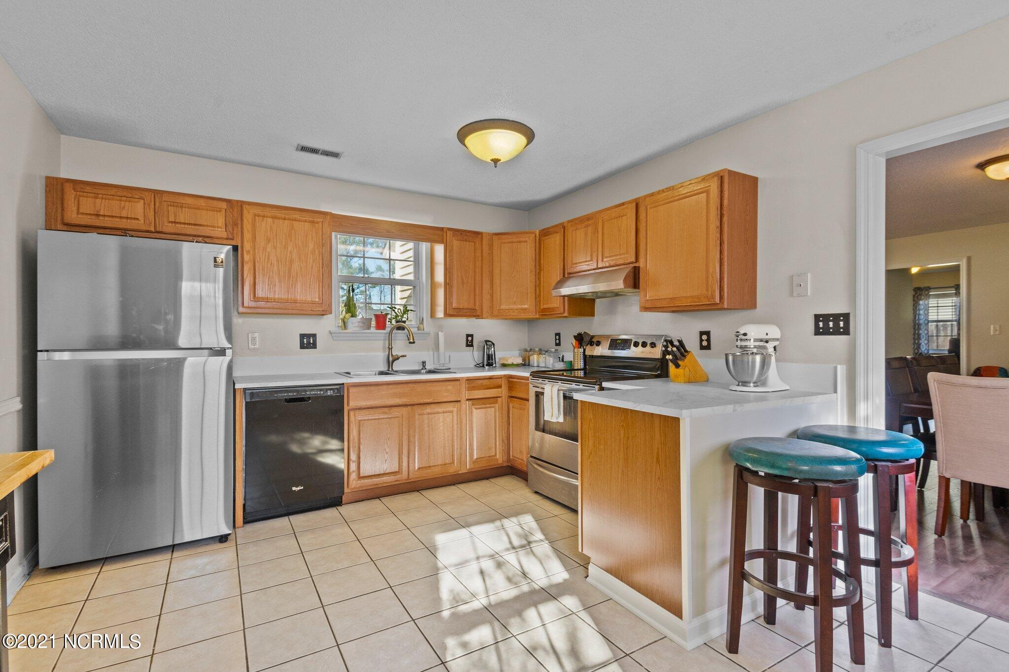 318 Running Road Jacksonville, NC 28546 - Photo 8 of 40 36-web-or-mls-DSC05389
