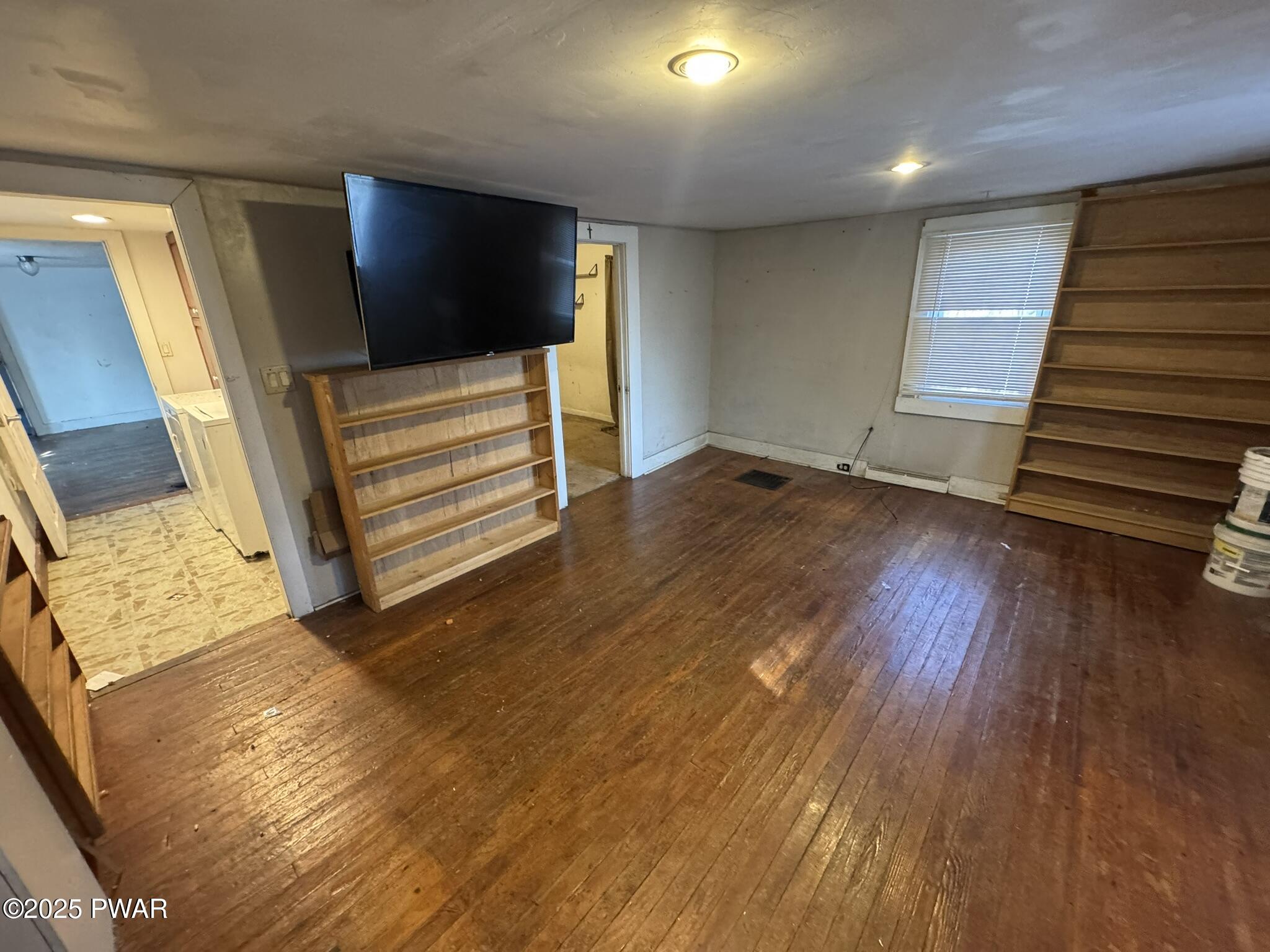 37 Carbondale Road Waymart, PA 18472 - Photo 8 of 33 Living Room