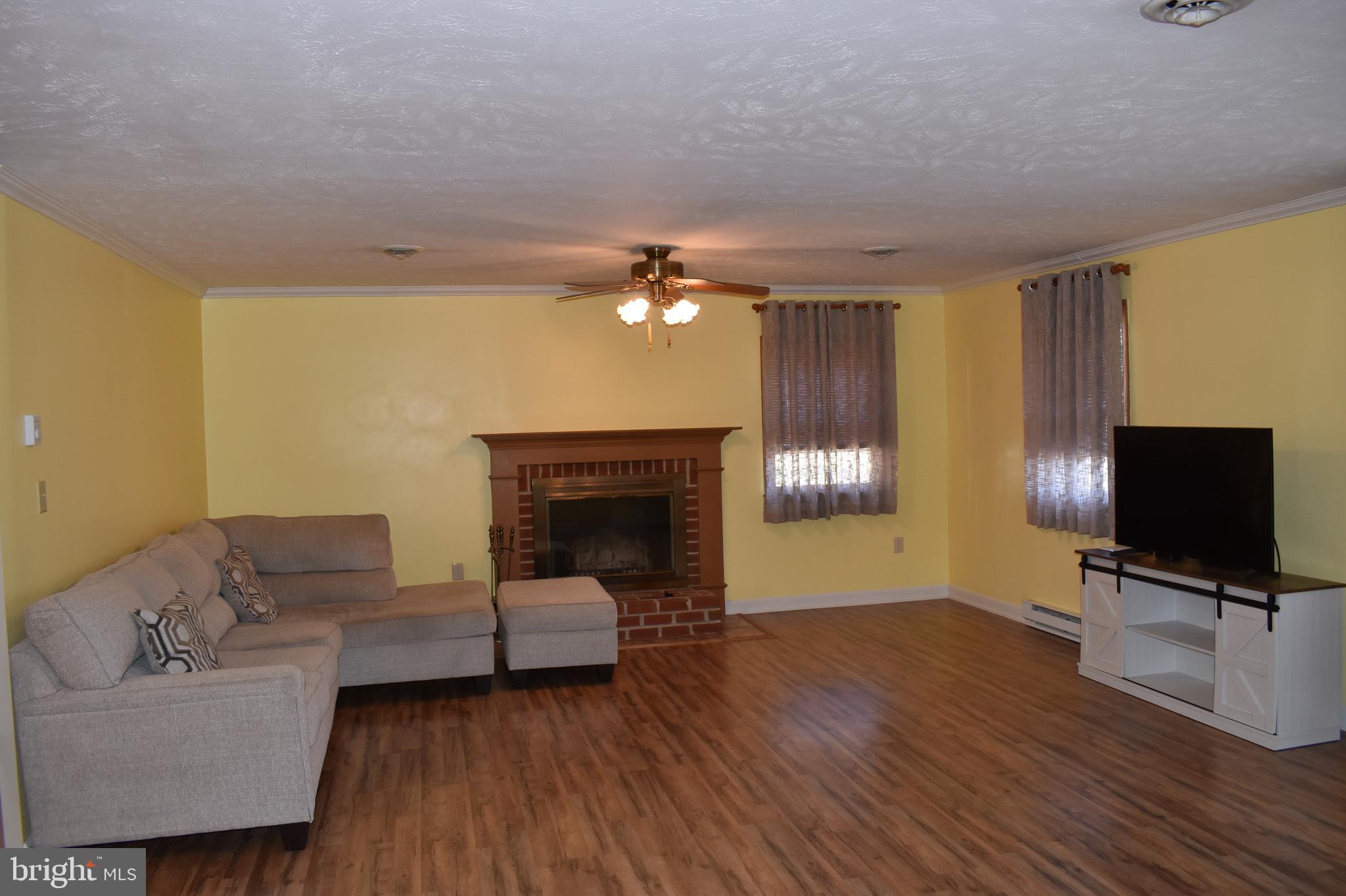 211 Lake Ridge Road Strasburg, VA 22657 - Photo 6 of 27 Livingroom