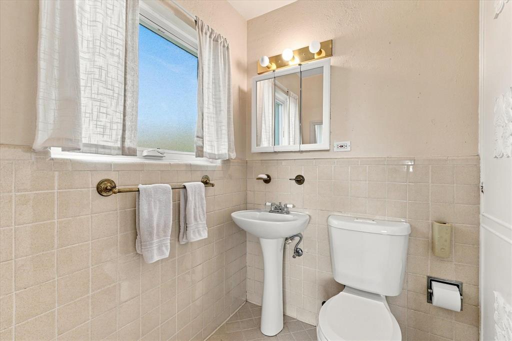 6409 Ems Road West Fort Worth, TX 76116 - Photo 14 of 24 Ensuite bathroom