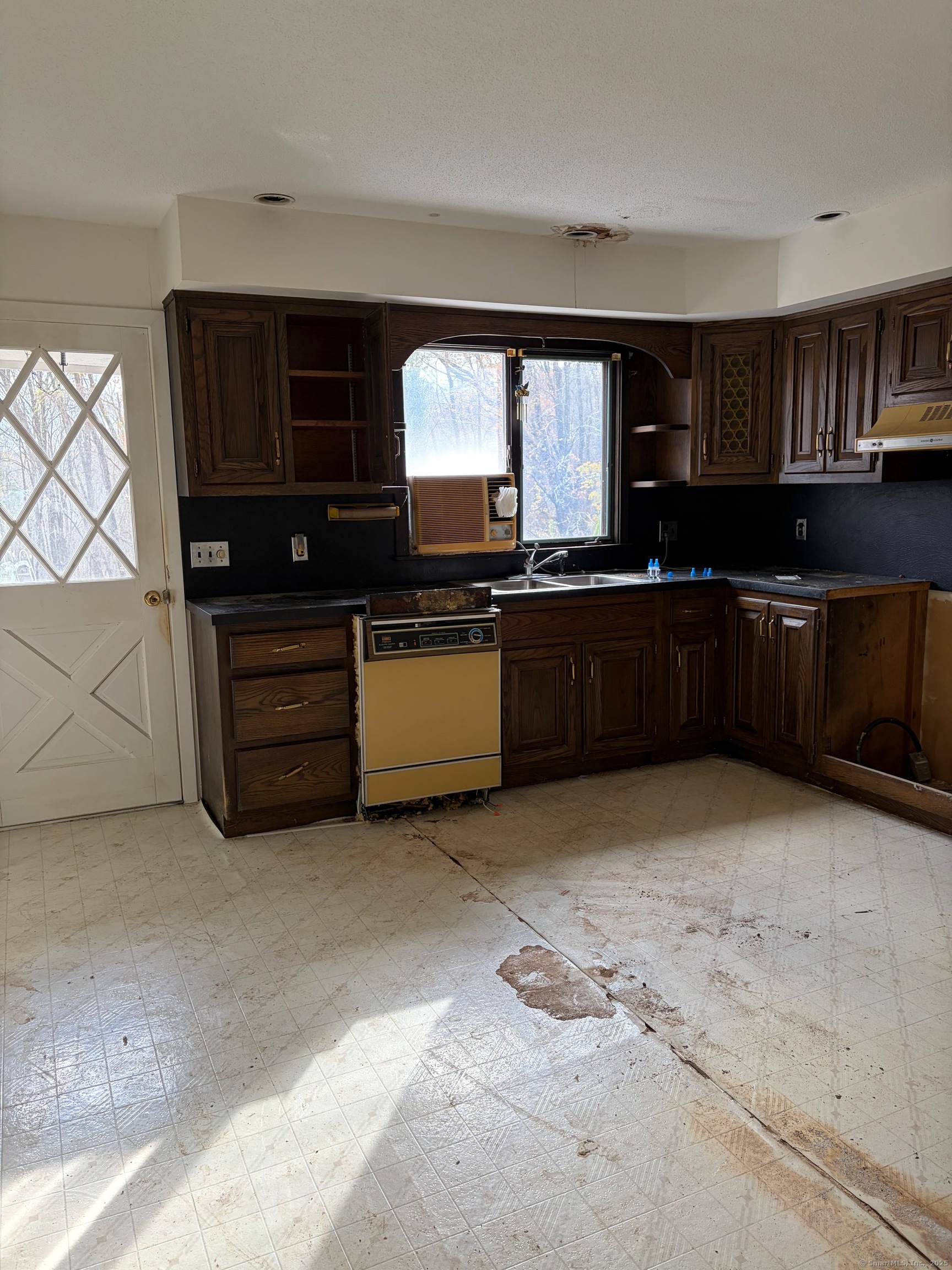 99 Obtuse Hill Road Brookfield, CT 06804 - Photo 23 of 31 a kitchen with stainless steel appliances granite countertop a stove and a microwave