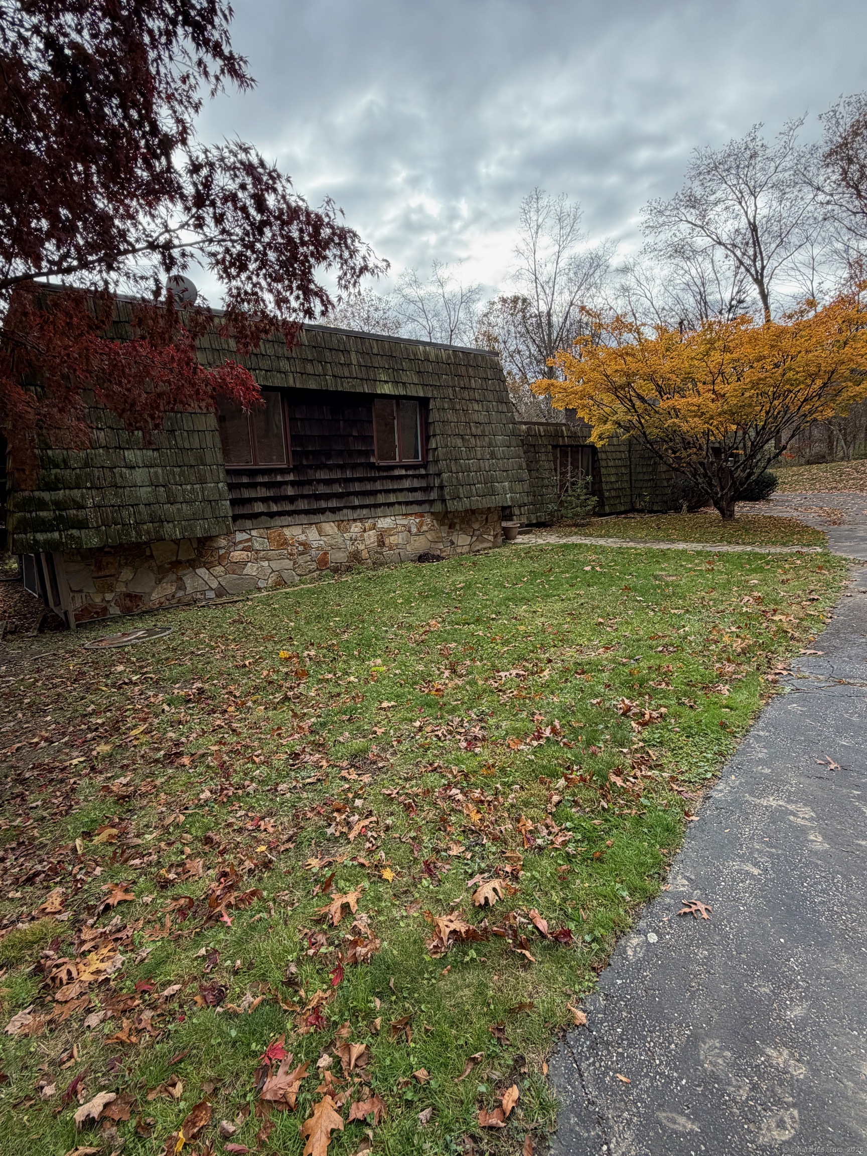 99 Obtuse Hill Road Brookfield, CT 06804 - Photo 8 of 31 a view of a backyard