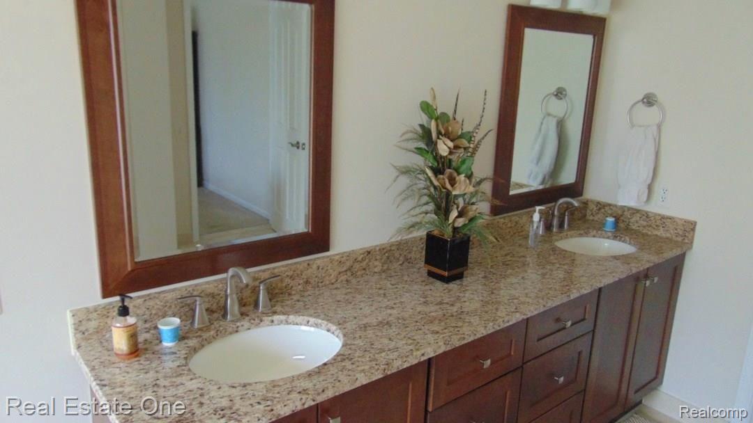 2407 Pleasant View Drive Rochester, MI 48306 - Photo 10 of 44 master.bath