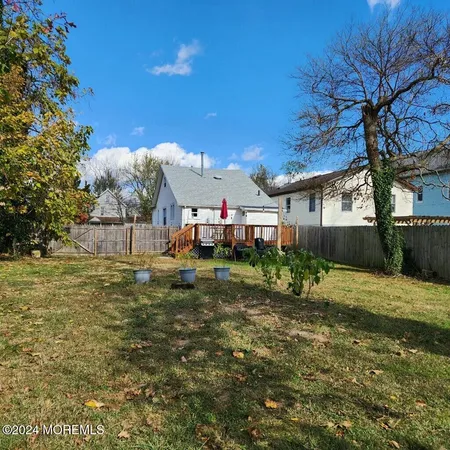 a view of a yard in front of house