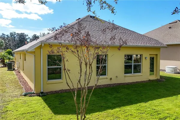 a view of a house with backyard