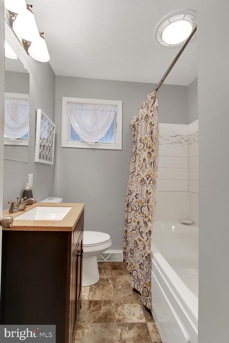 1101 Kalreda Road York, PA 17406 - Photo 19 of 27 Hall bath w/ jet tub and new ceramic tile surround