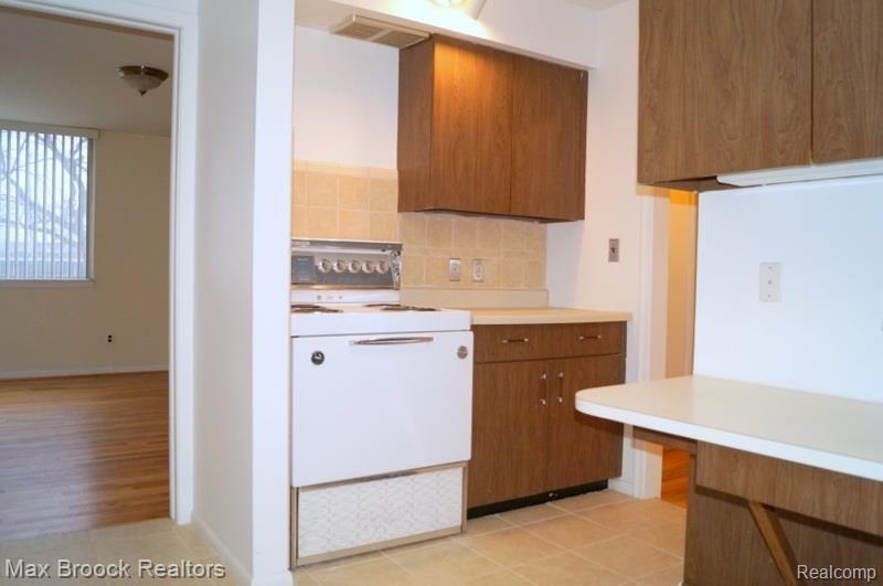 4045 West Maple Road, Unit 203 Bloomfield Hills, MI 48301 - Photo 13 of 25 12.jpg
