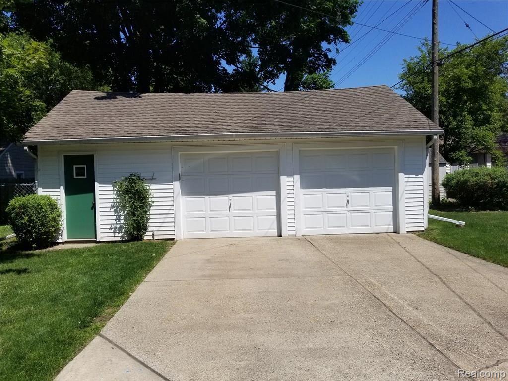 509 Isbell Street Howell, MI 48843 - Photo 4 of 29 2 car oversized garage.jpg