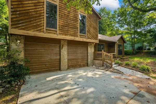 a view of a house with backyard