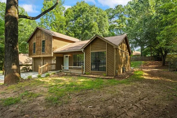 a view of a house with backyard