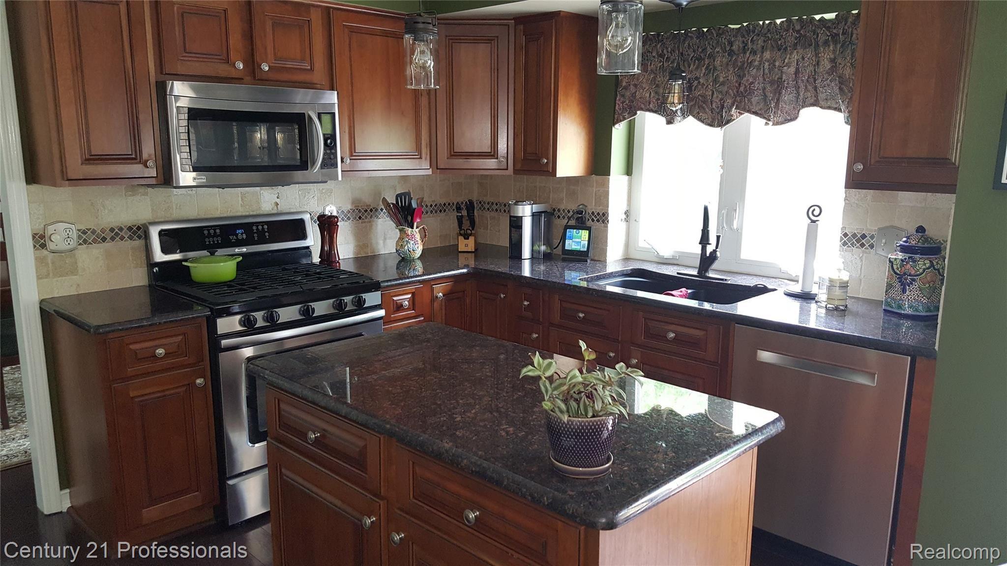 133 Saxon Court Rochester, MI 48307 - Photo 13 of 42 Stainless Steel Appliances Included