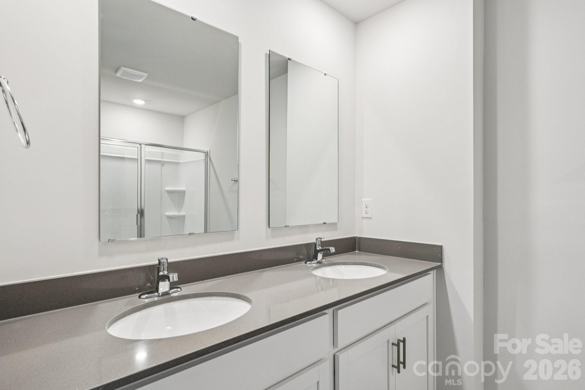 1430 Mammoth Road Hickory, NC 28602 - Photo 26 of 42 a bathroom with 2 sink and a mirror