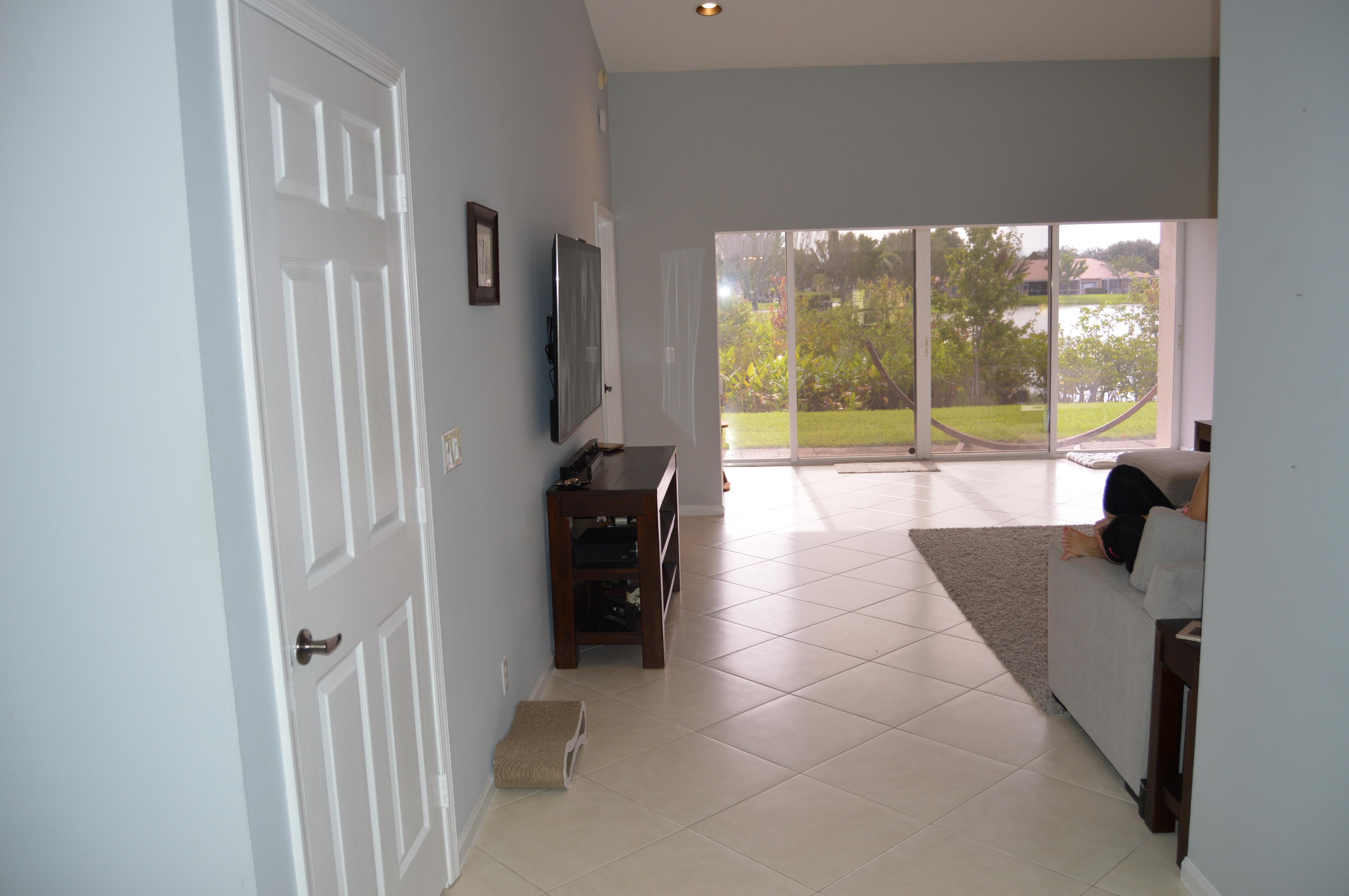 21111 Vía Solano Boca Raton, FL 33433 - Photo 9 of 38 Entering the Living Room