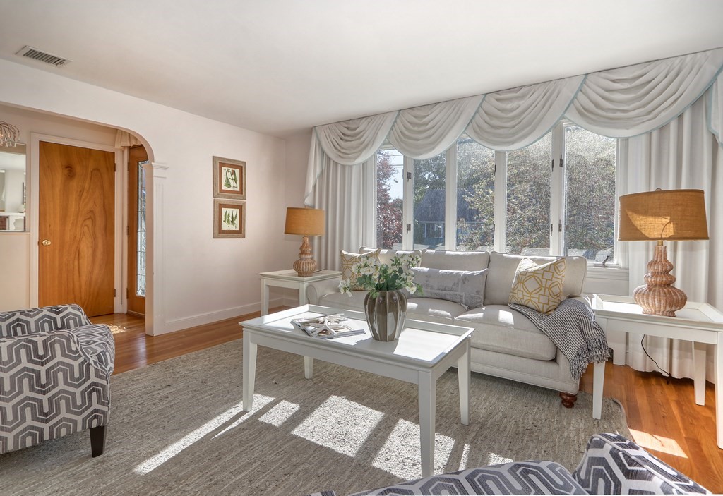 33 Hillcrest Road Wakefield, MA 01880 - Photo 3 of 29 Gallery Image 3