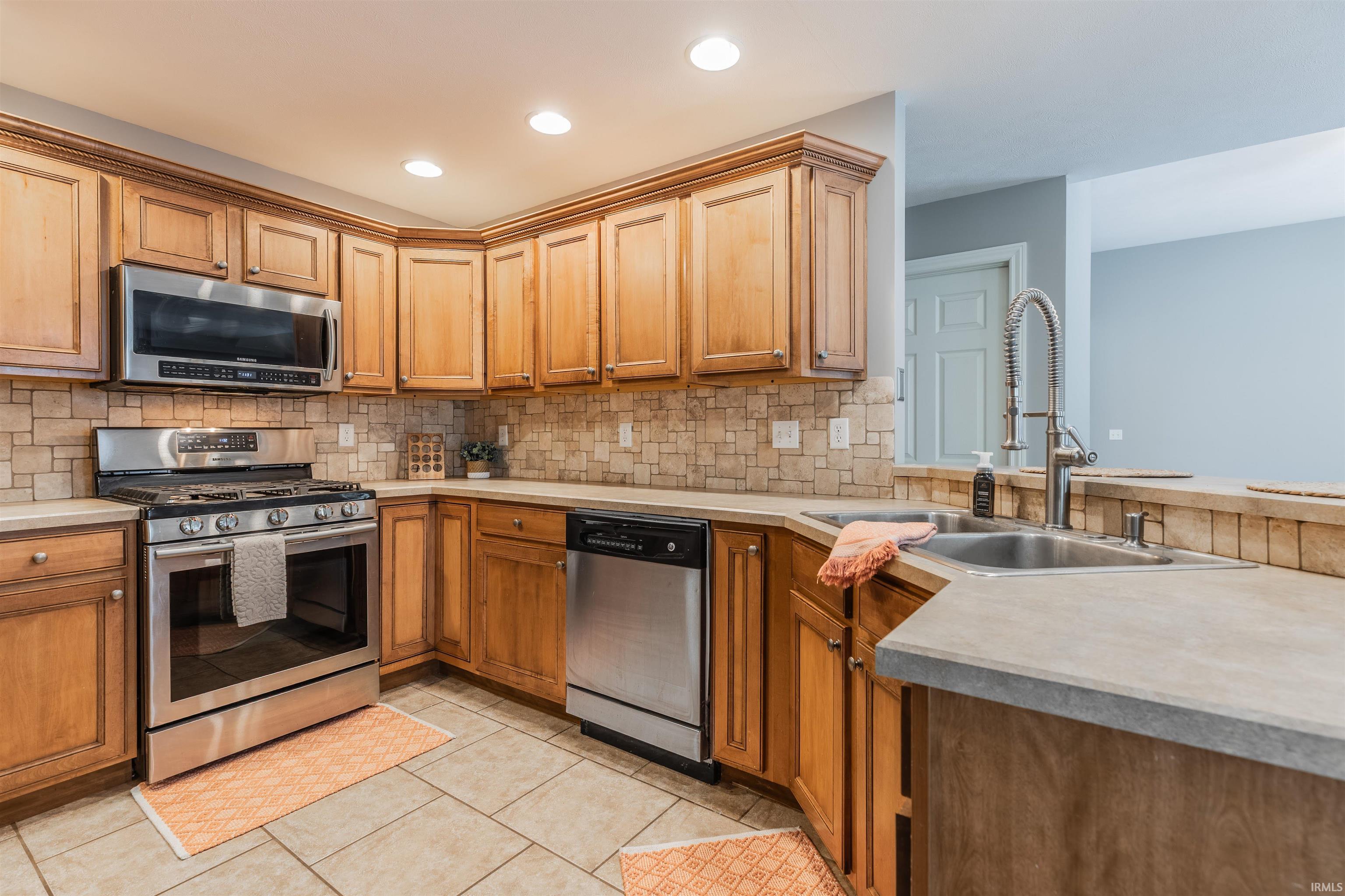 4318 Huntington Ridge Circle Newburgh, IN 47630 - Photo 7 of 36