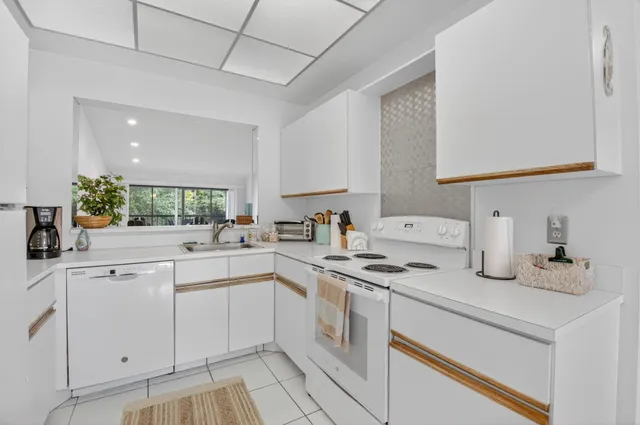 $189,999 | 5055 Oakhill Lane, Unit 222, Delray Beach, FL 33484