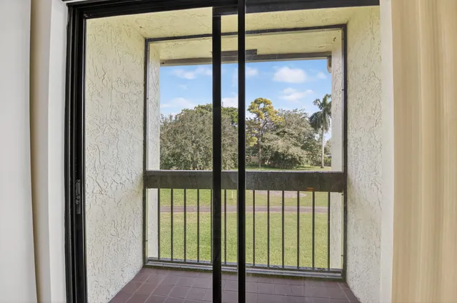 $189,999 | 5055 Oakhill Lane, Unit 222, Delray Beach, FL 33484