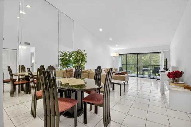 $189,999 | 5055 Oakhill Lane, Unit 222, Delray Beach, FL 33484