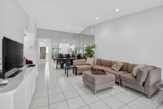 $189,999 | 5055 Oakhill Lane, Unit 222, Delray Beach, FL 33484