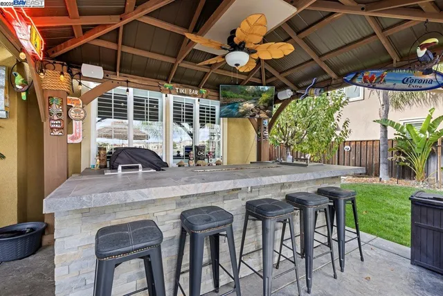 a view of an outdoor space with sitting area