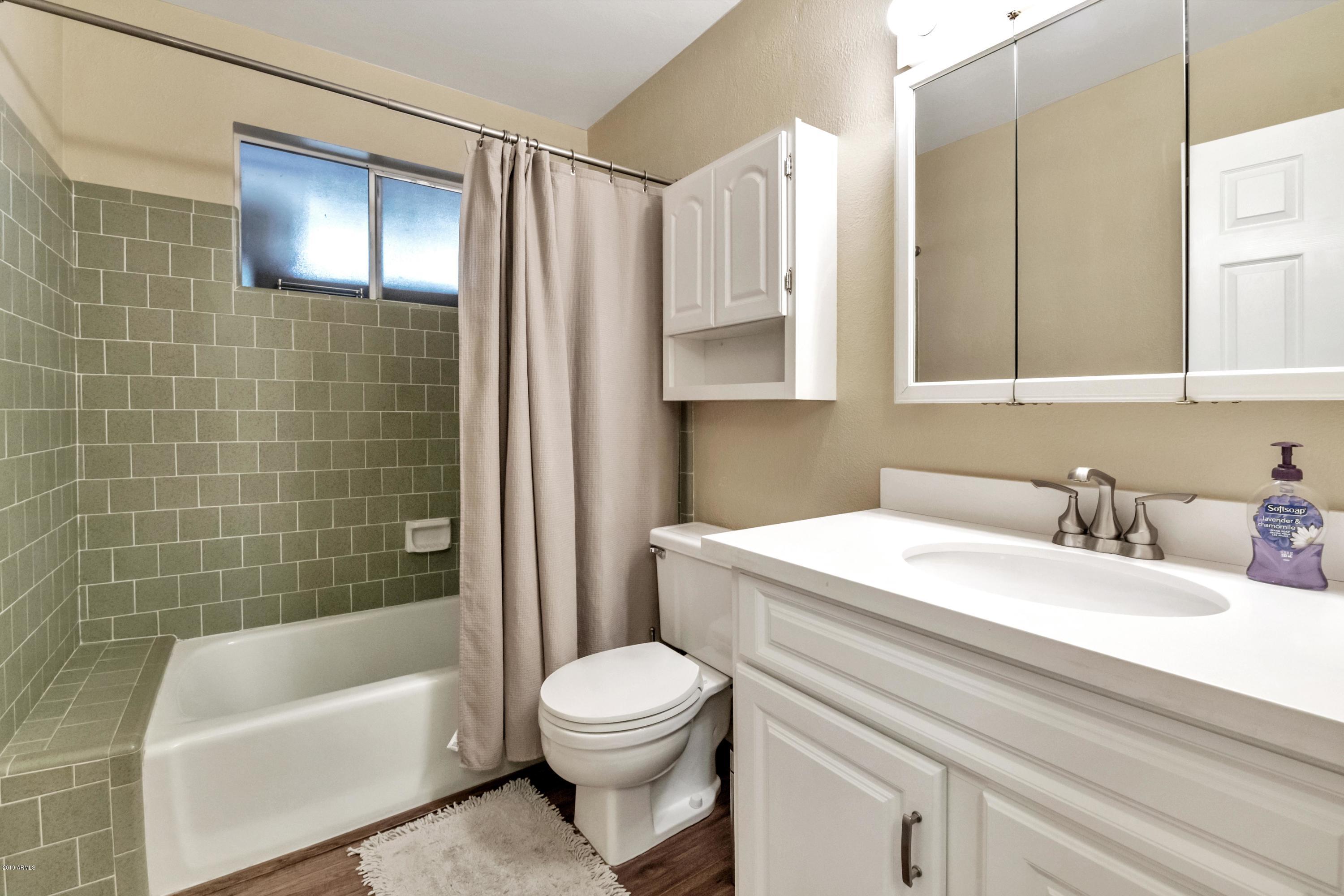 520 West Thunderbird Road Phoenix, AZ 85023 - Photo 20 of 28 HALL BATH