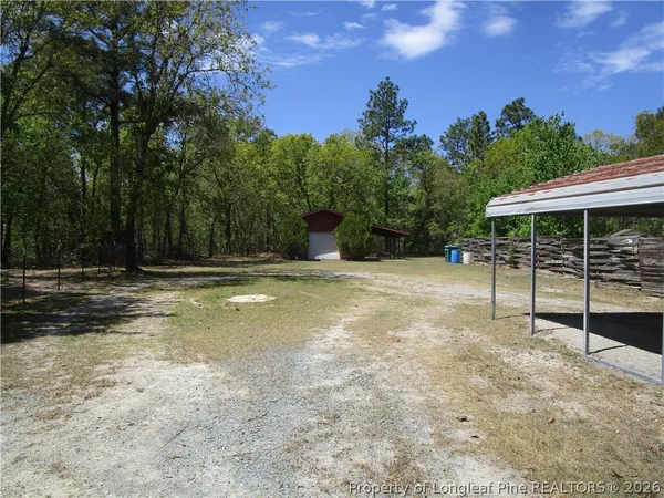 a view of a backyard