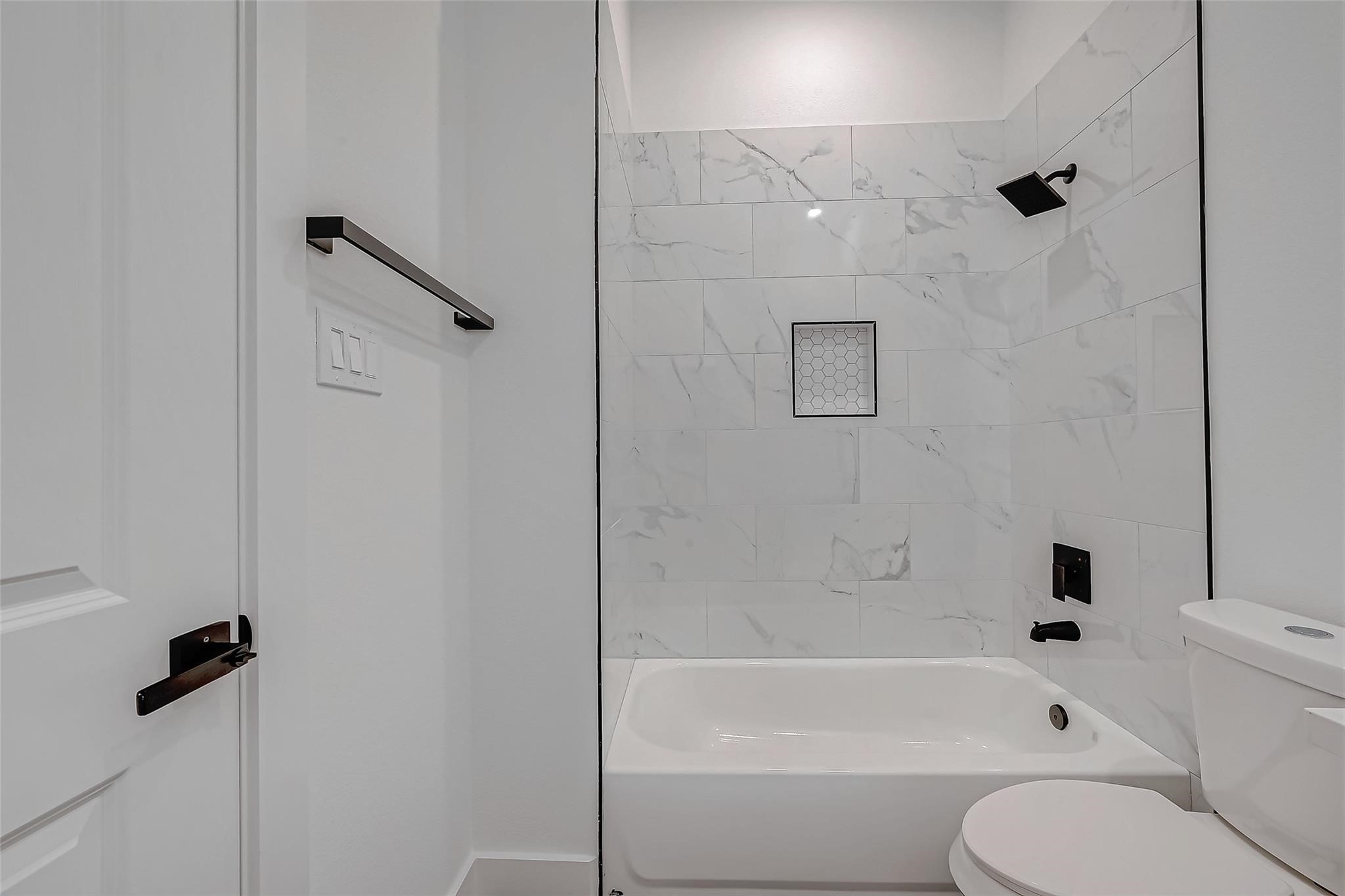 3624 Goodhope Street Houston, TX 77021 - Photo 29 of 32 a bathroom with a toilet and a bathtub