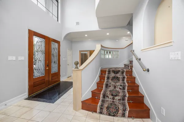 a view of entryway with a front door