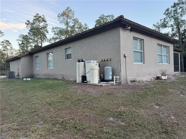 a view of a house with backyard