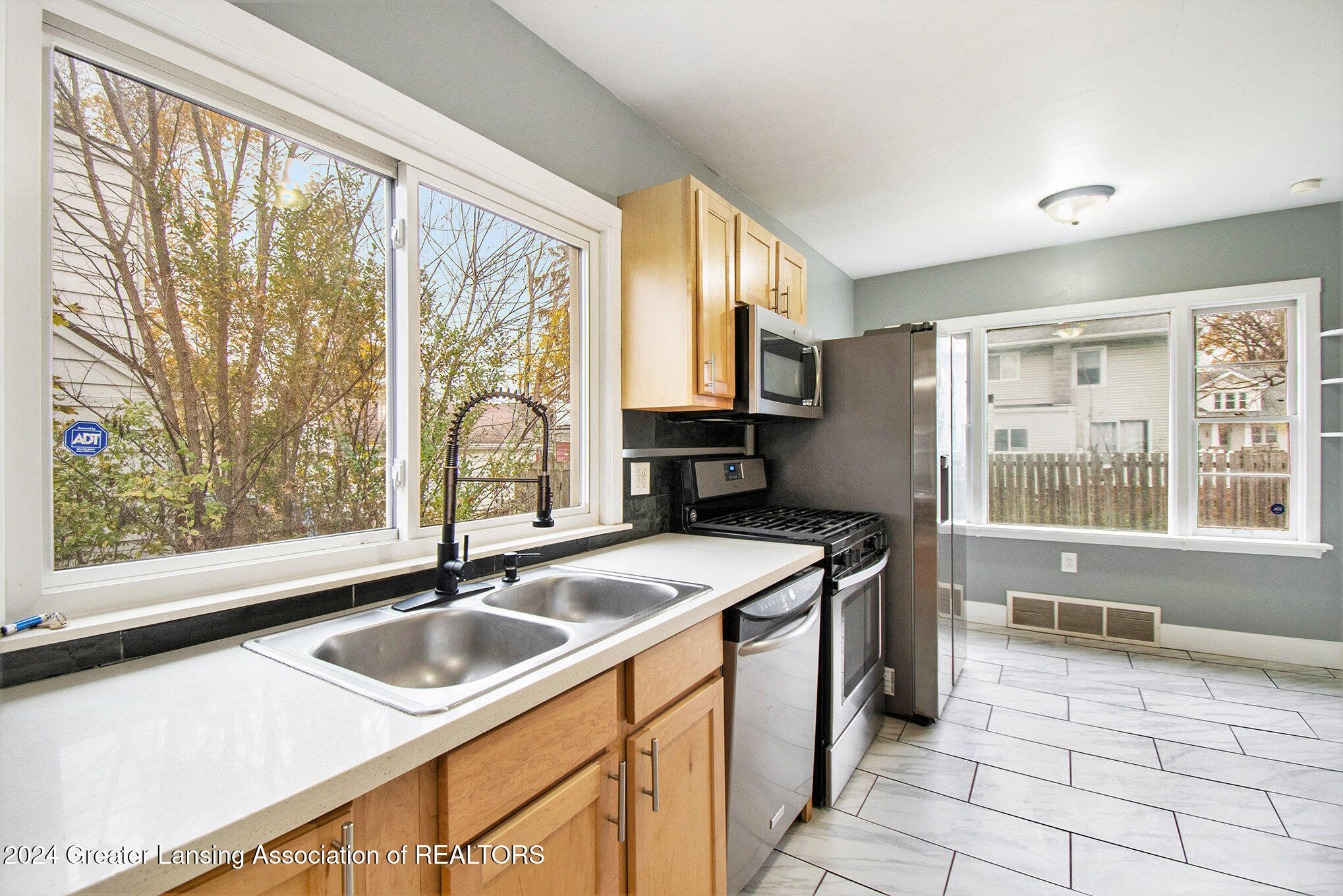 408 Strathmore Road Lansing, MI 48910 - Photo 10 of 29 10