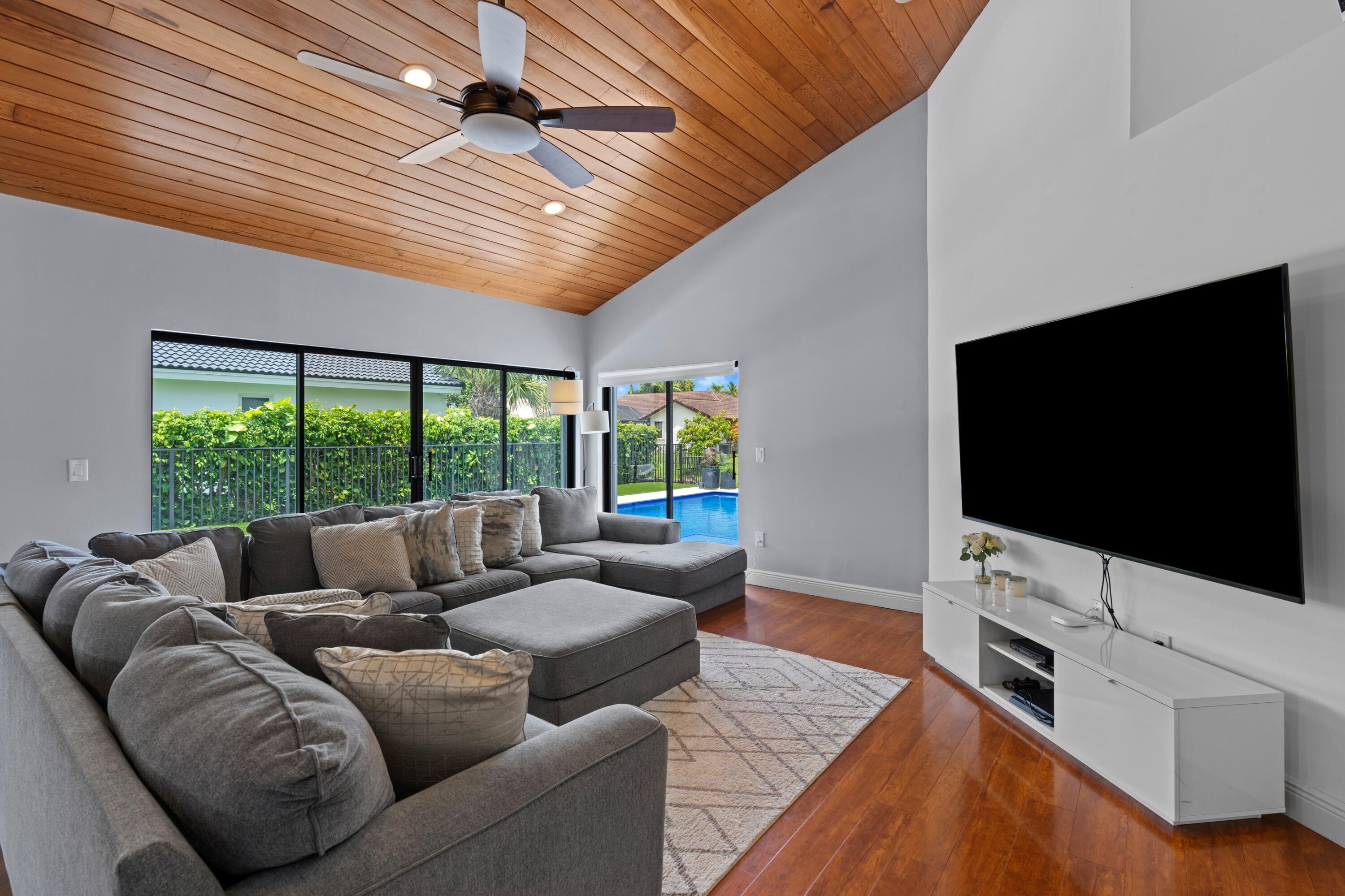 6973 Northwest 3rd Avenue Boca Raton, FL 33487 - Photo 4 of 37 Living Room