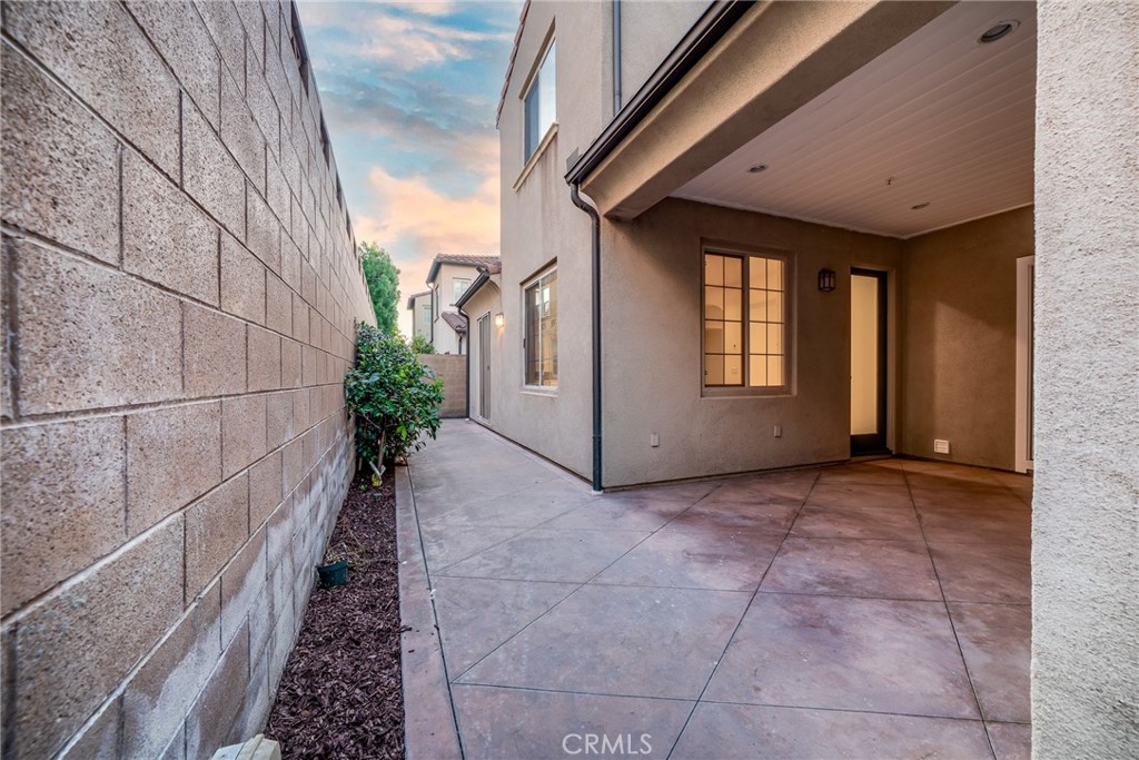 70 Latitude Irvine, CA 92618 - Photo 24 of 27 a view of a pathway along a house