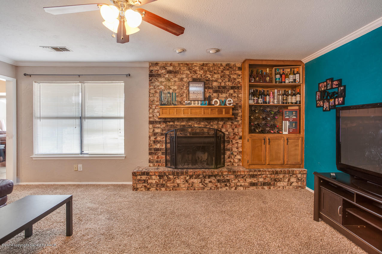 8112 Leah Trail Amarillo, TX 79110 - Photo 4 of 19 Living Room