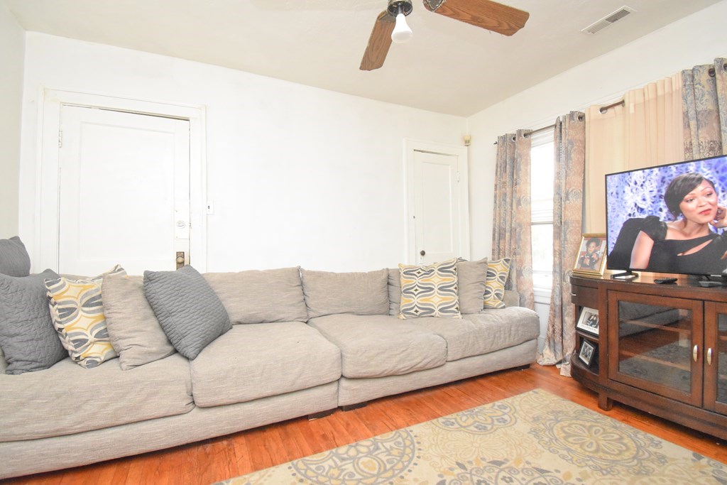 19-21 Batavia Street Springfield, MA 01109 - Photo 4 of 21 Gallery Image 4