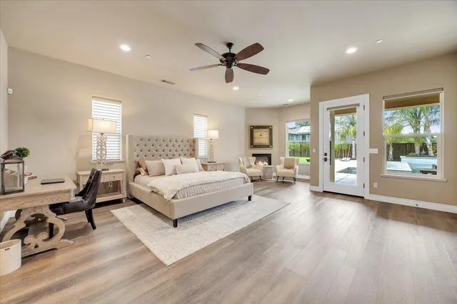 a en suite bathroom with a sink and a mirror