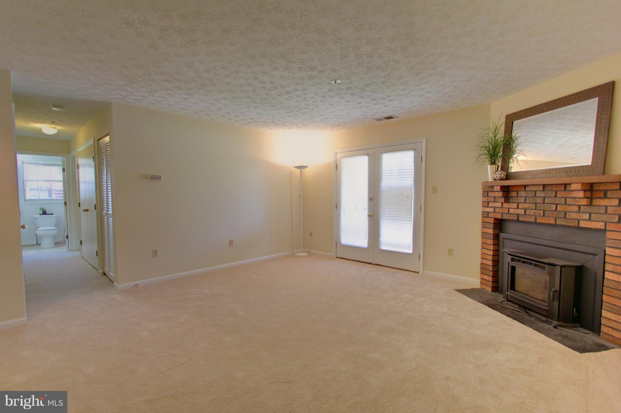 6460 Greenfield Road, Unit 206 Elkridge, MD 21075 - Photo 3 of 26 Living Room