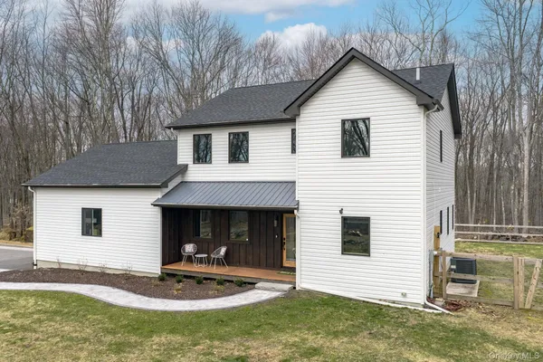 $570,000 | 572 Greenville Turnpike, Middletown, NY 10940