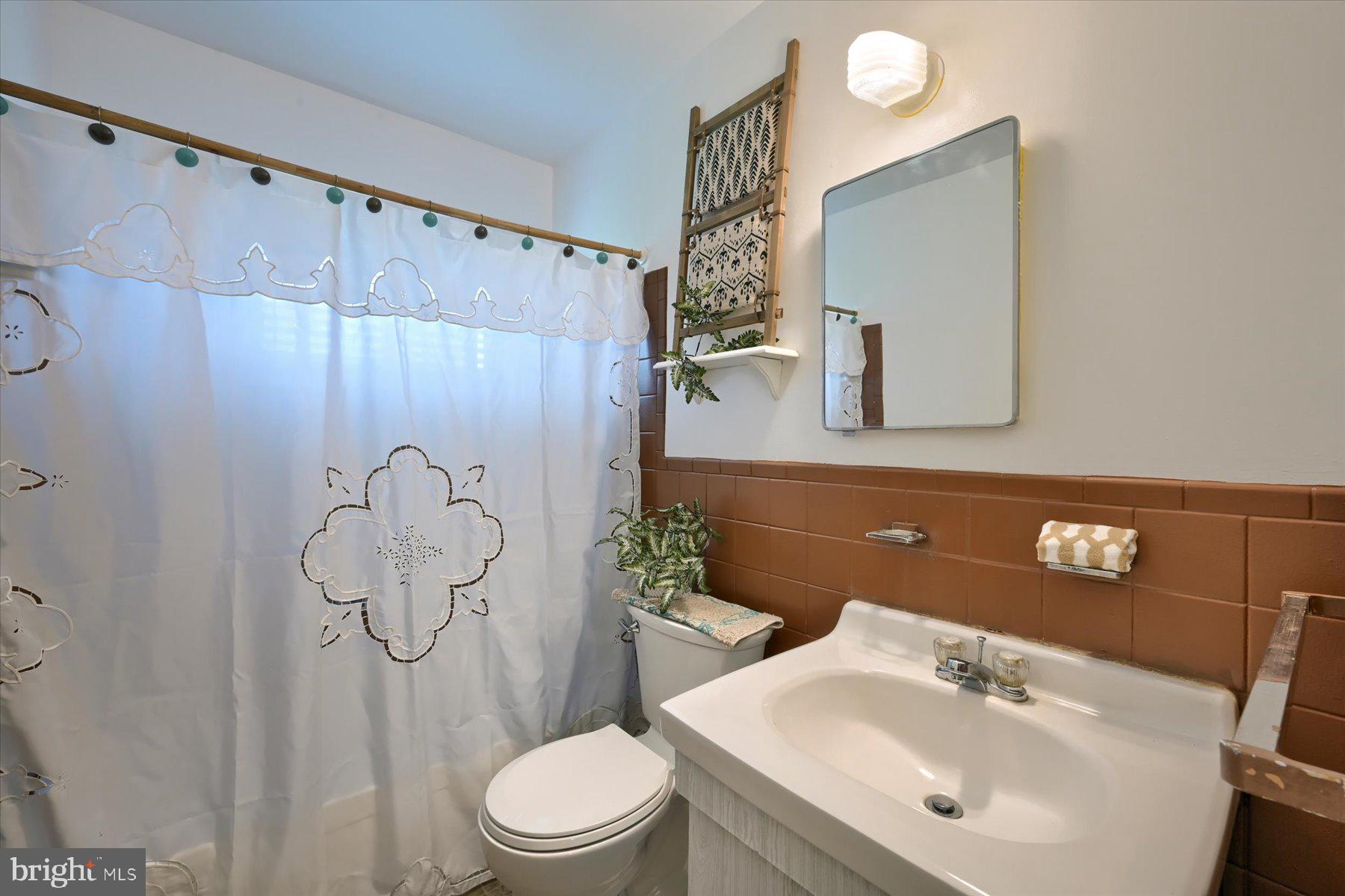 1708 Evergreen Road Harrisburg, PA 17109 - Photo 14 of 35 1st floor full bath