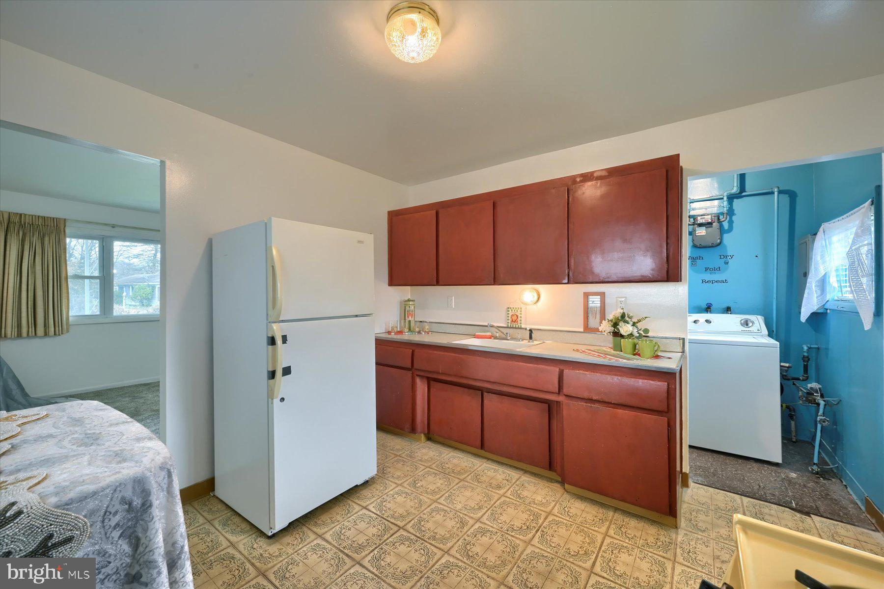 1708 Evergreen Road Harrisburg, PA 17109 - Photo 8 of 35 Bright kitchen