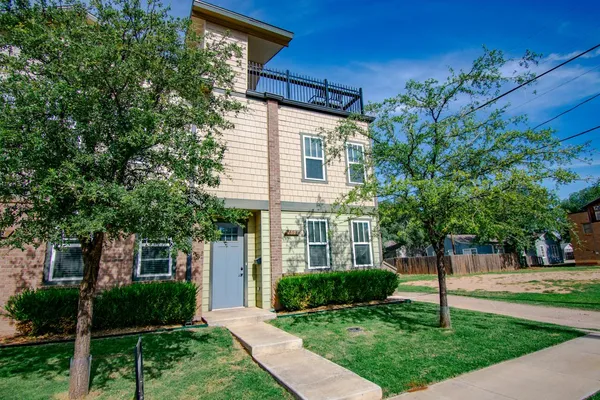 $2,300 | 1508 Avenue West, Lubbock, TX 79401