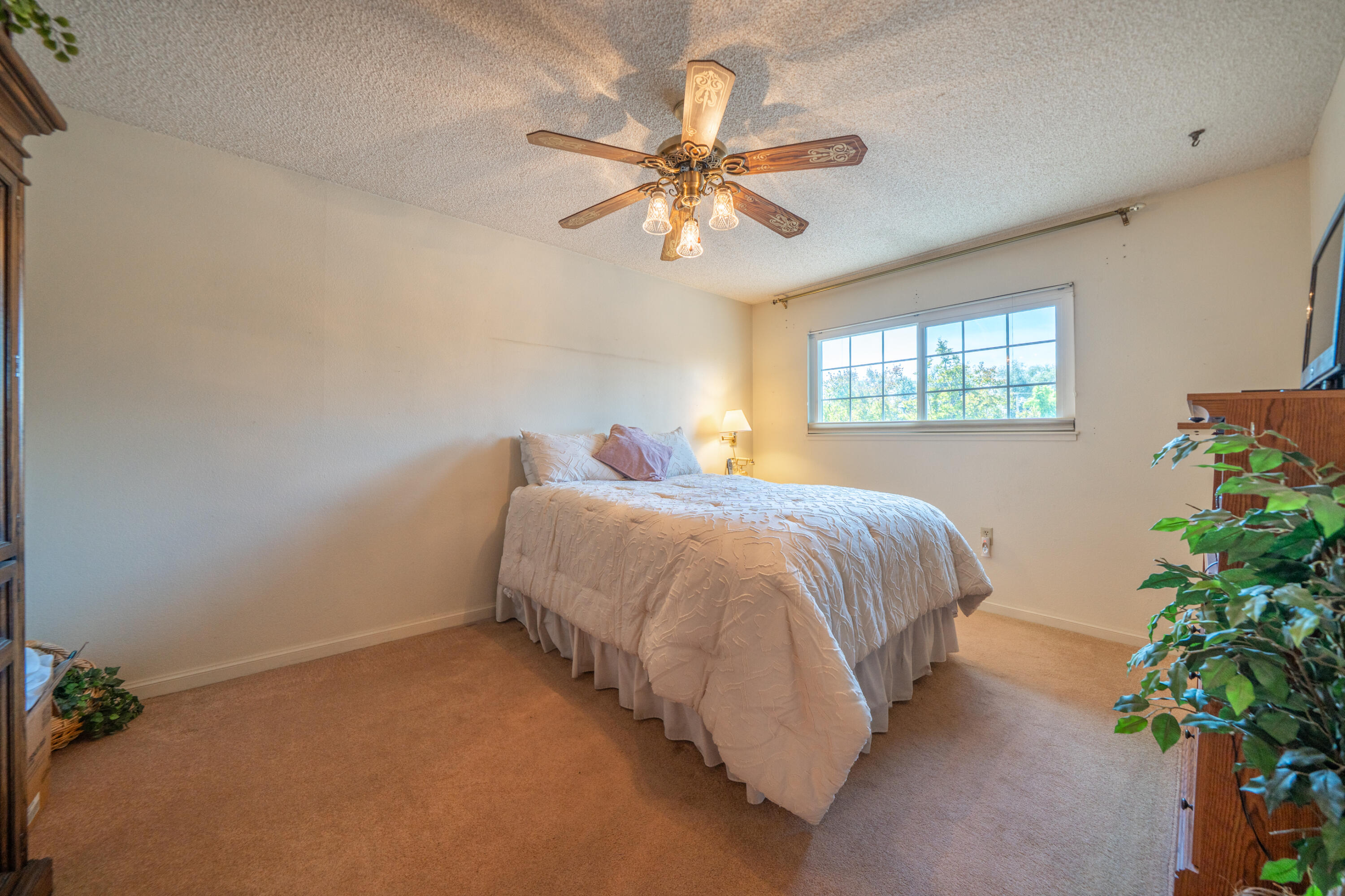596 Estate Street Redding, CA 96002 - Photo 16 of 29 596 Estate St-36