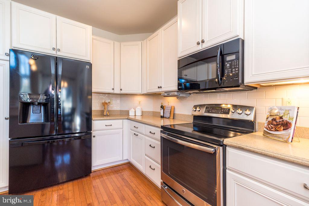 114 West Kennedy Road, Unit 189 North Wales, PA 19454 - Photo 8 of 43 a kitchen with a refrigerator stove and microwave