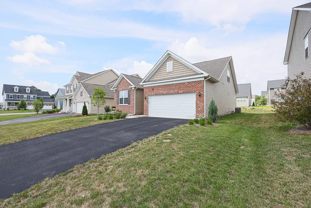 $629,900 | 580 North Highlander Way, Addison, IL 60101