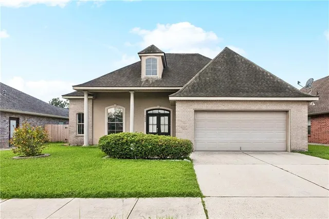 $2,400 | 3824 Augustine Lane, Marrero, LA 70072