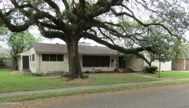 $155,000 | 325 Country Club Drive, New Iberia, LA 70563