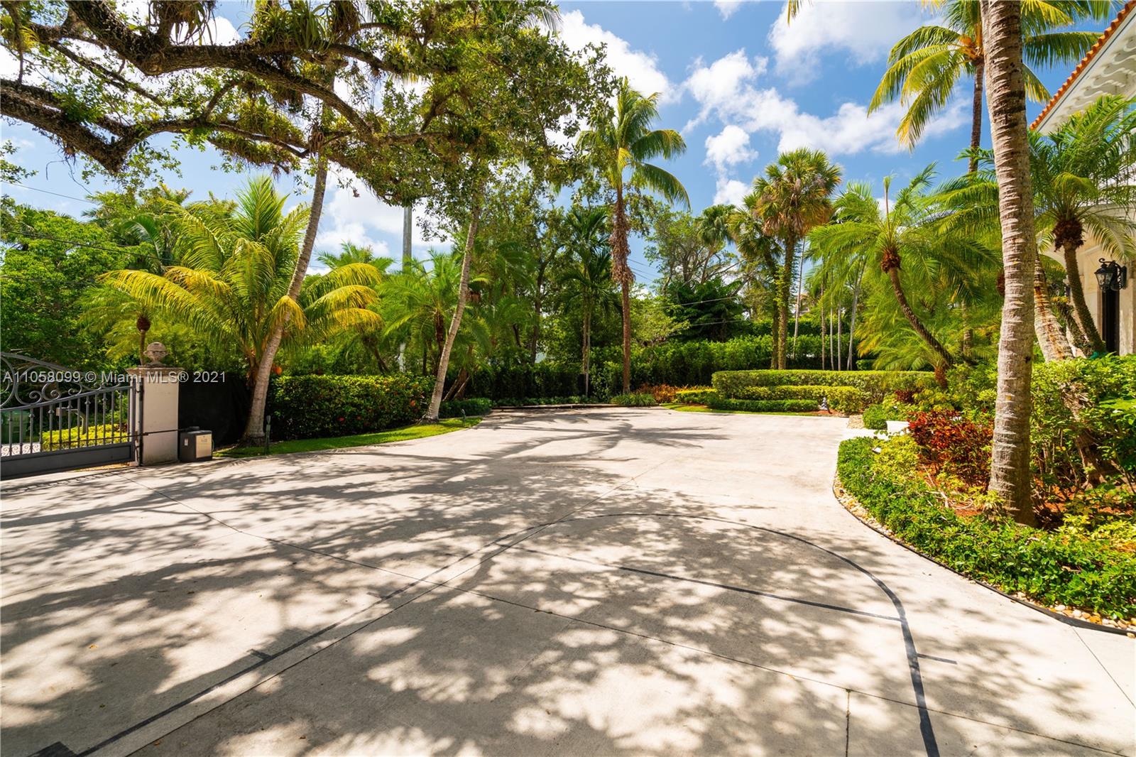 4288 Douglas Road Coconut Grove, FL 33133 - Photo 66 of 69 a view of backyard with green space