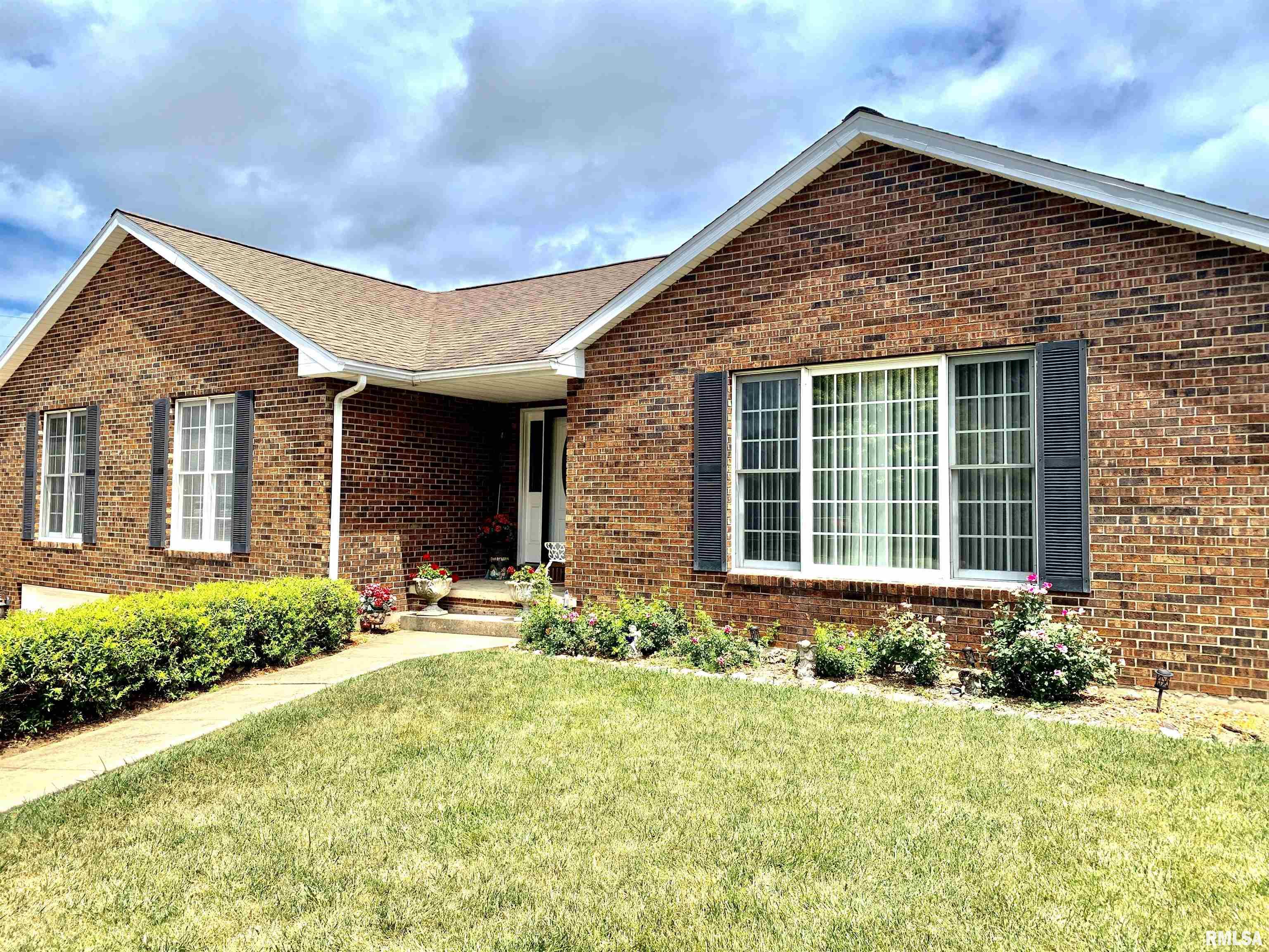 4 Hamilton Drive Jacksonville, IL 62650 - Photo 2 of 57