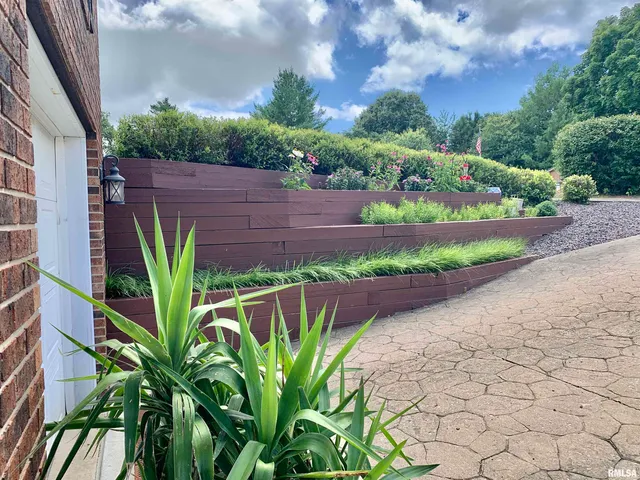 $200,000 | 4 Hamilton Drive, Jacksonville, IL 62650