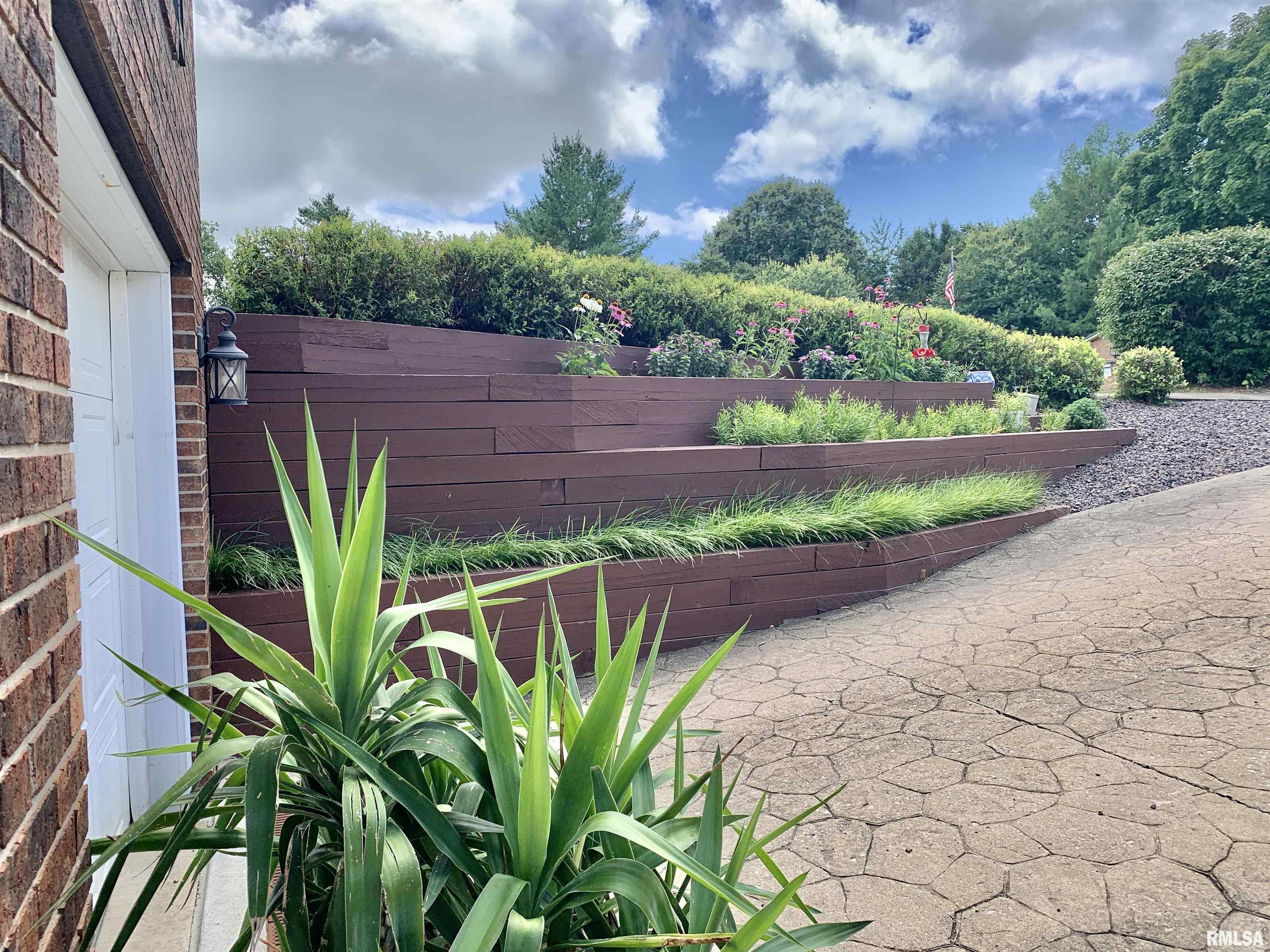 4 Hamilton Drive Jacksonville, IL 62650 - Photo 3 of 57